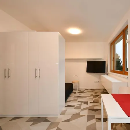 Apartment Efi Holzova 28