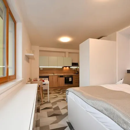 Apartment Efi Holzova 28
