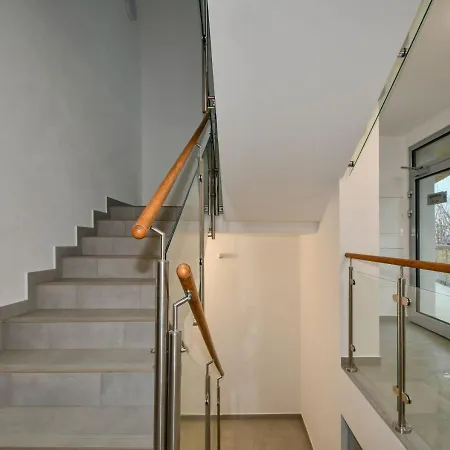 Apartment Efi Holzova 28 *
