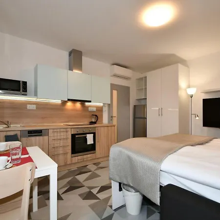 Apartment Efi Holzova 28 *